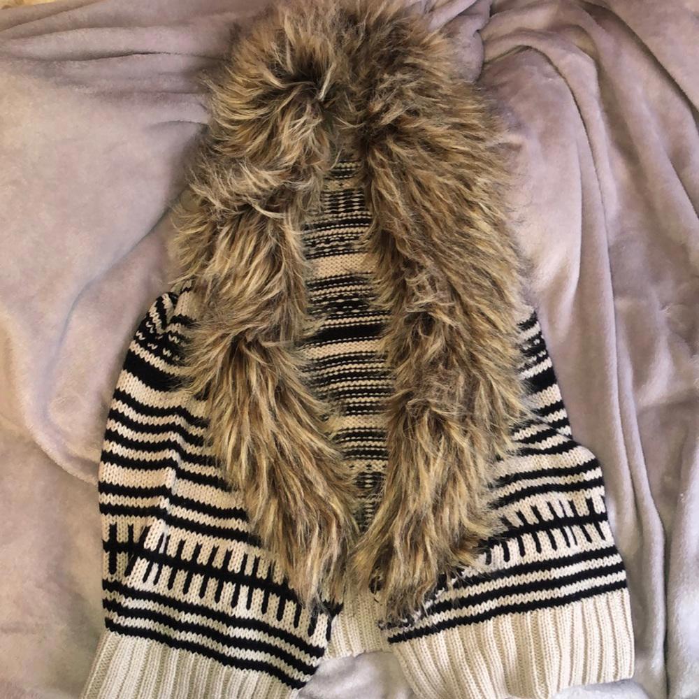 BB Dakota tribal vest with fur trim